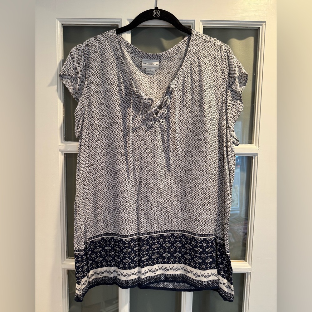 Liz Claiborne short sleeve patterned blue and white blouse L